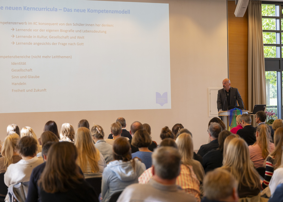 Jens Kuthe spricht vor den Religionslehrerinnen und -lehrern