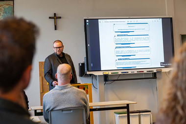 Foto von Jannis Buschenlange während eines Vortrags