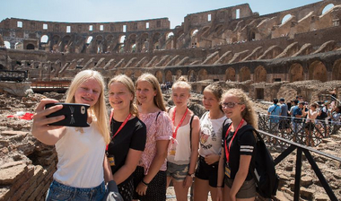 ©BMO-Hörnemann Kleingruppe, v.l.: Constanze Lübbers, Lina Wichert, Thea Hagena, Carolin Kuper, Hella Rosemeyer und Caroline Block machten Selfies im Kolosseum