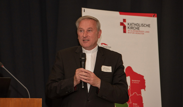 Foto: BMO/Ebert Weihbischof Theising spricht im Plenum