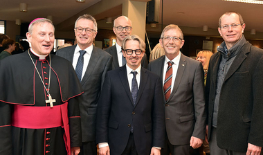 © Offizialat/Heuer Gruppenbild mit Weihbischof