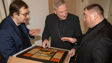 Bischof Uladsimir Huljaj (rechts) übergab Weihbischof Wilfried Theising ein Symbol dafür, dass „sie viele Brüder und Schwestern in Belarus haben.“ 