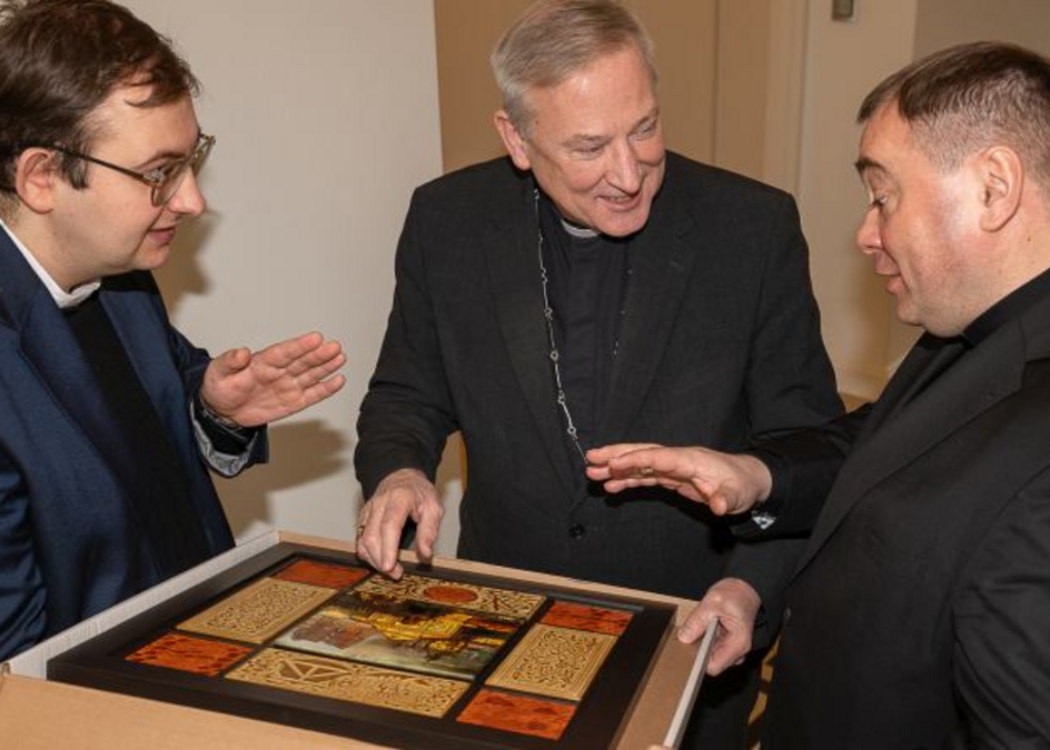 Bischof Uladsimir Huljaj (rechts) übergab Weihbischof Wilfried Theising ein Symbol dafür, dass „sie viele Brüder und Schwestern in Belarus haben.“ 