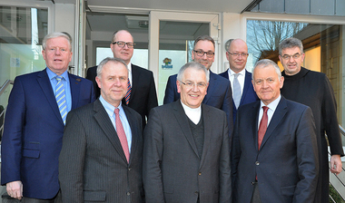 © Offizialat/Heuer Der neue Stiftungsrat mit Weihbischof Heinrich Timmerevers
