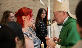 Lea und Weihbischof Theising bei der Firmung. 