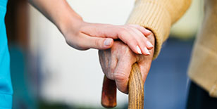 Symbolbild Hospiz: Pflegerin hält Hand auf Hand
