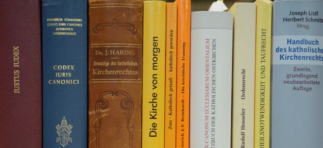 © Lisa Wegmann,Offizialat Bücher der Fachstelle Kirchenrecht