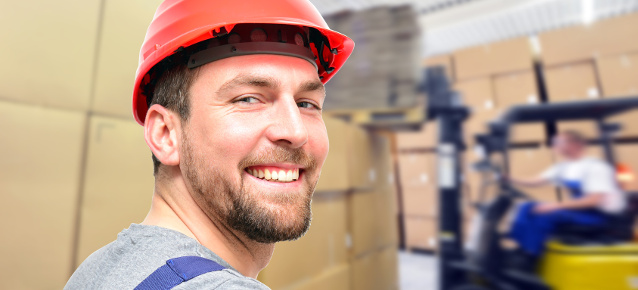 © Fotolia/industrieblick Junger Lagerarbeiter