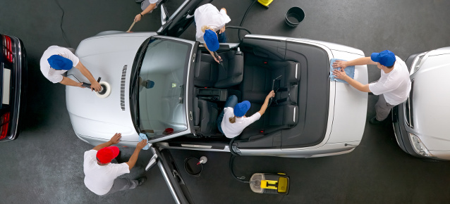 © Fotolia/Günter Menzl Arbeiten an Auto aus Vogelperpektive