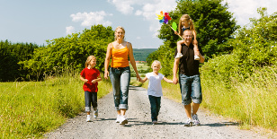 Familie beim Spaziergang
