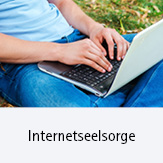 Internetseelsorge; Symbolbild: Junge mit Laptop