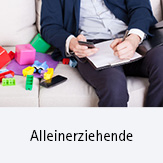 Alleinerziehender Mann arbeitet neben Spielzeug 