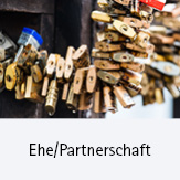 Ehe/Partnerschaft; Symbolbild: Vorhängeschlösser an einer Brücke