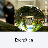 Exerzitien; Symbolbild Nonne vor Kloster