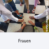 Frauenseelsorge; Symbolbild: Frauen stehen im Kreis 