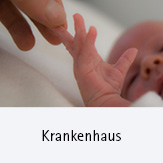Krankenhausseelsorge; Symbolbild: Hand hält Finger eines Säuglings