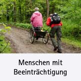 Menschen mit Behinderung/Beeinträchtigung; Symbolbild: Mann schiebt Frau auf Fahrrad einen Hügel hoch 