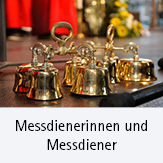 Messdienerinnen und Messdiener; Symbolbild: Schellen vorm Altar