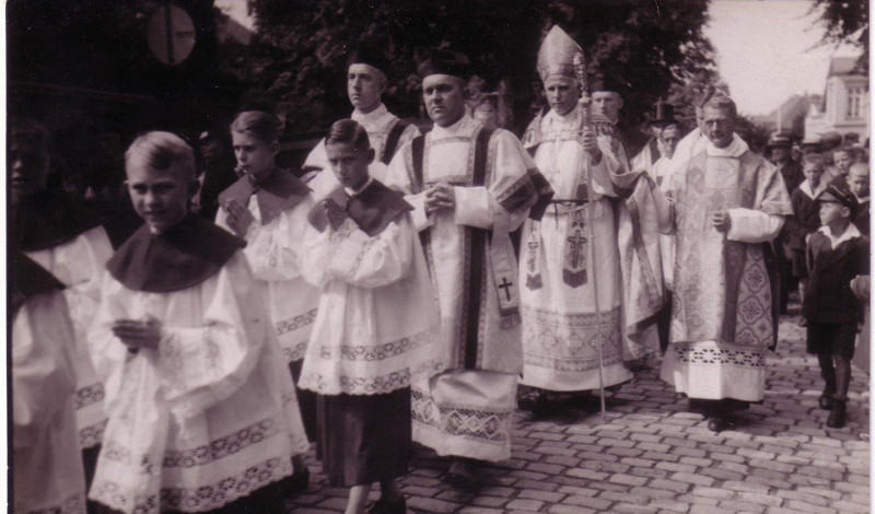 © Offizialat Bischof Clemens August von Galen mit Messdienern